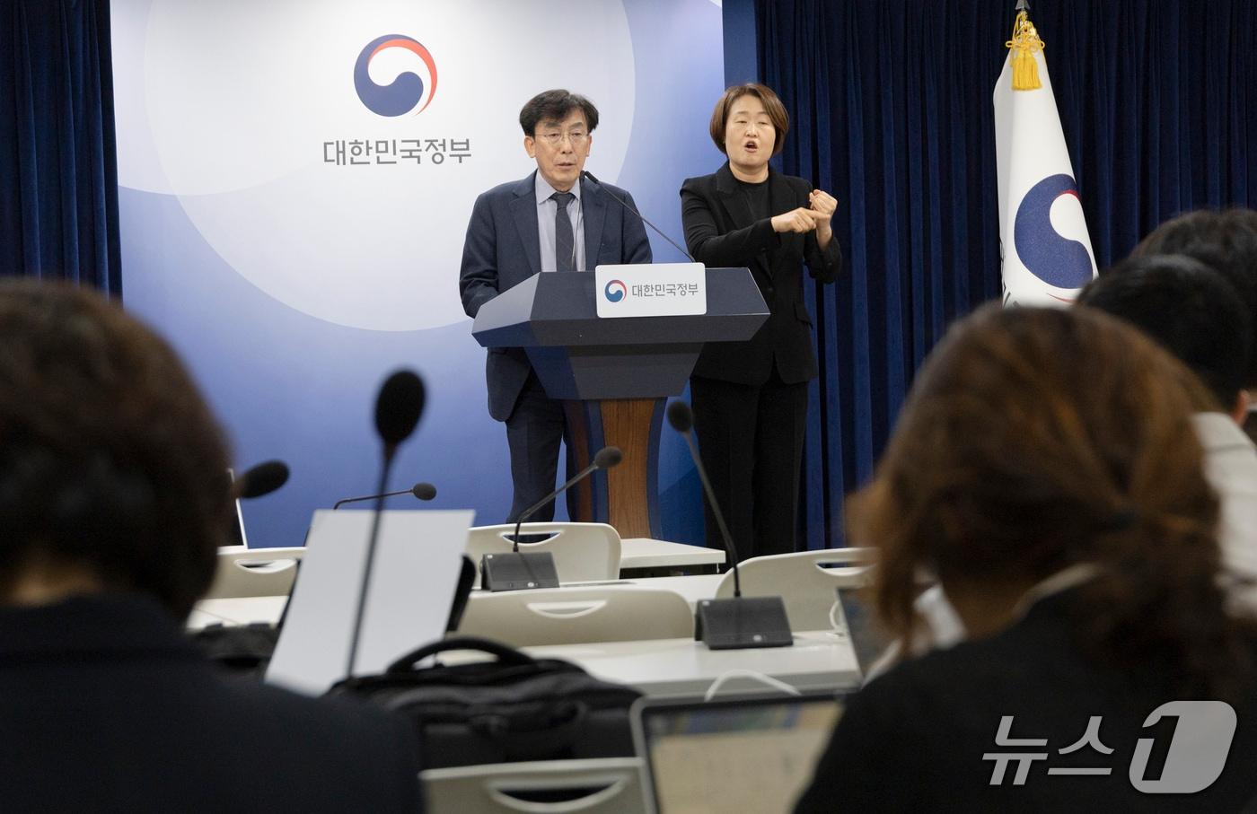 본문 이미지 - 정부는 30일 오전 정부서울청사에서 정기현 위원장 주재로 제5차 의료혁신위원회를 열어 의료혁신 시민패널 공론화 의제(안), 전문위원회 운영 경과·향후 계획 등을 논의했다고 밝혔다. 결과 브리핑을 주재하고 있는 정 위원장.(보건복지부 제공)