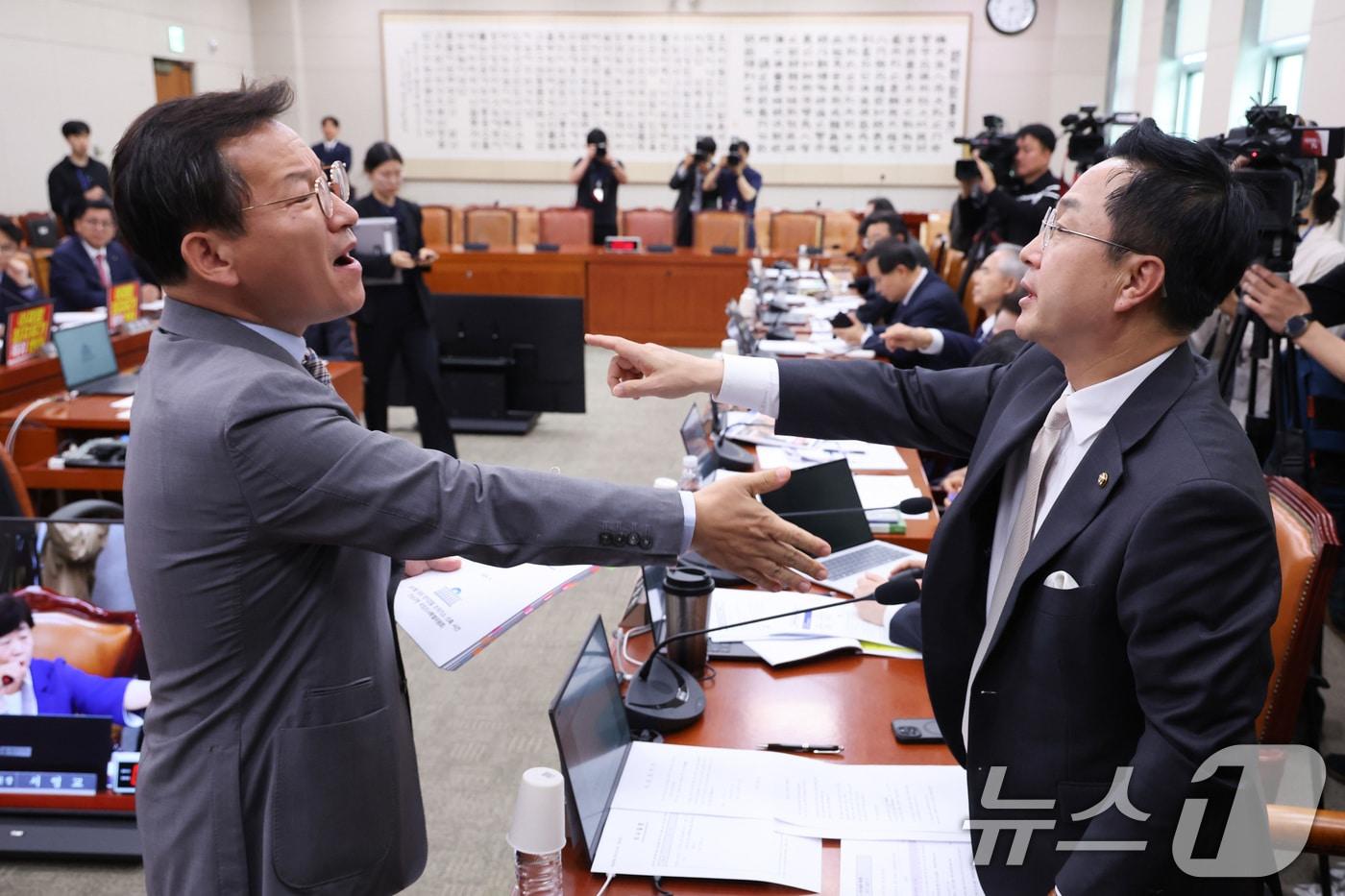 본문 이미지 - 박성준 더불어민주당 간사와 김형동 국민의힘 간사가 30일 서울 여의도 국회에서 열린 윤석열정권정치검찰조작기소의혹사건진상규명국정조사특별위원회 전체회의에서 언쟁을 벌이고 있다. 2026.4.30 ⓒ 뉴스1 신웅수 기자