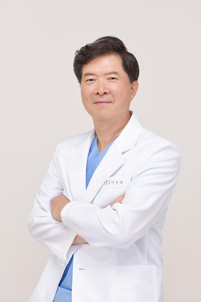 본문 이미지 - 제15회 윤광열 치과의료봉사상 수상자 이규섭 하얀이치과 원장. (동화약품 제공)