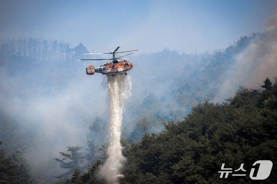 본문 이미지 - 산불을 진화 중인 카모프 산불진화헬기 자료사진 (산림청 제공·재판매 및 DB금지)/뉴스1