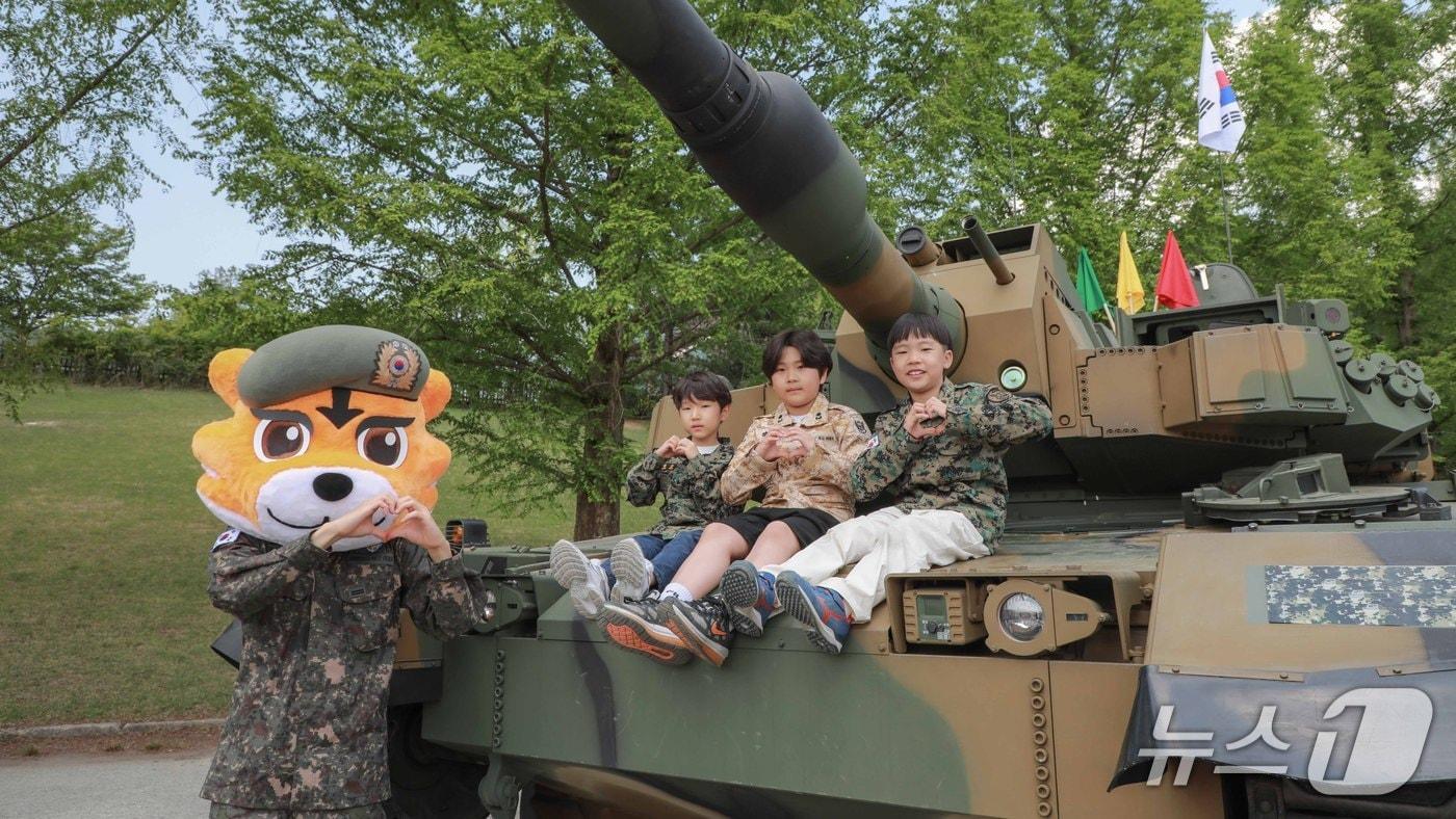 본문 이미지 - 육군은 30일 충남 계룡대에서 '가정의 달' 5월을 앞두고 장병과 군인가족의 헌신에 감사를 전하고 육군 모습을 대외에 알리기 위한 '5월愛(애) 아미투게더' 행사를 개최했다. 2026.4.30./ⓒ 뉴스1(육군 제공)