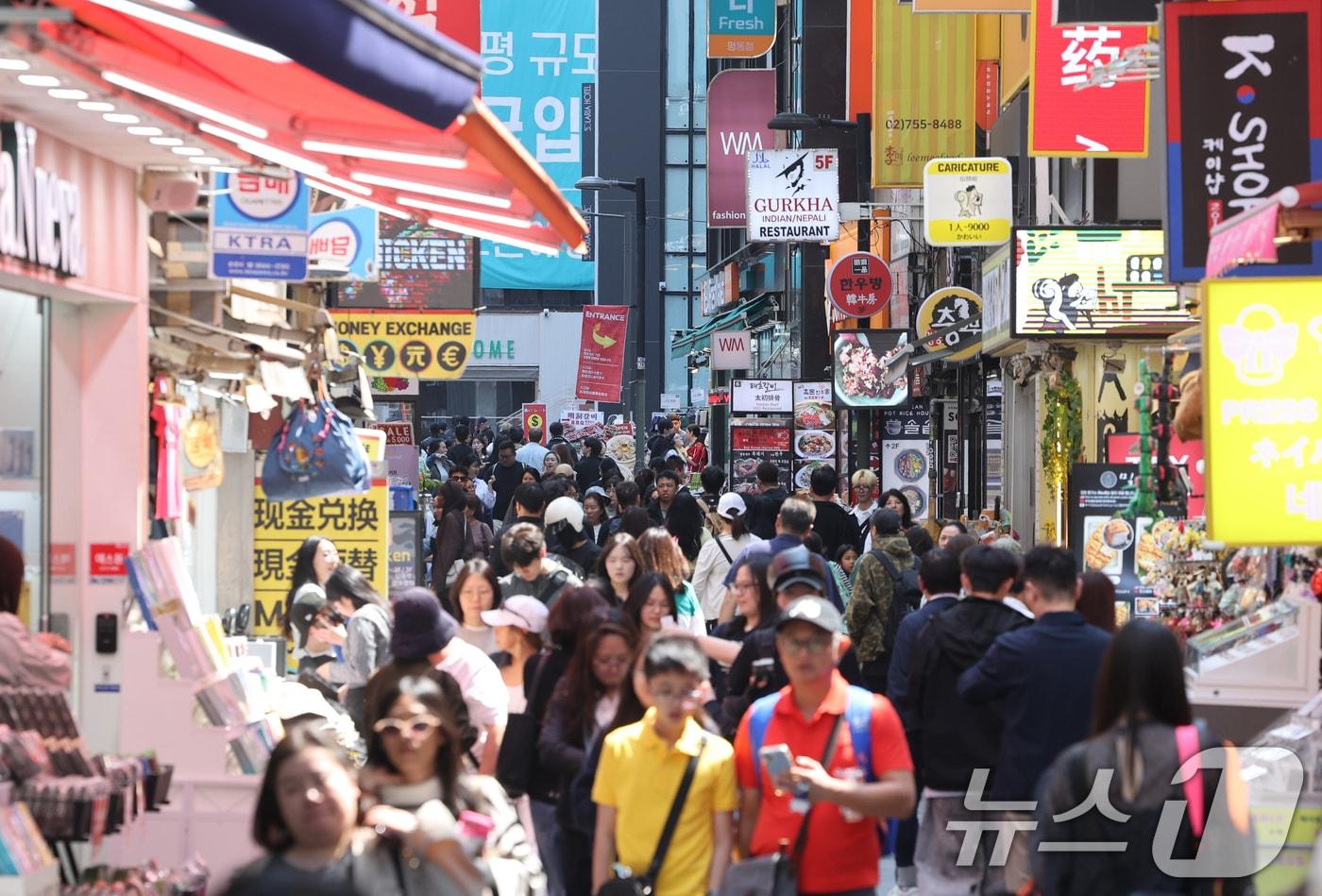 본문 이미지 - 30일 오후 서울 중구 명동에서 외국인 관광객들이 거리를 걷고 있다. 한·중·일 연휴가 겹친 ‘슈퍼 골든위크’를 맞아 한국을 찾는 관광객이 늘어날 것으로 예상된다. 2026.4.30 ⓒ 뉴스1 조연우 인턴기자