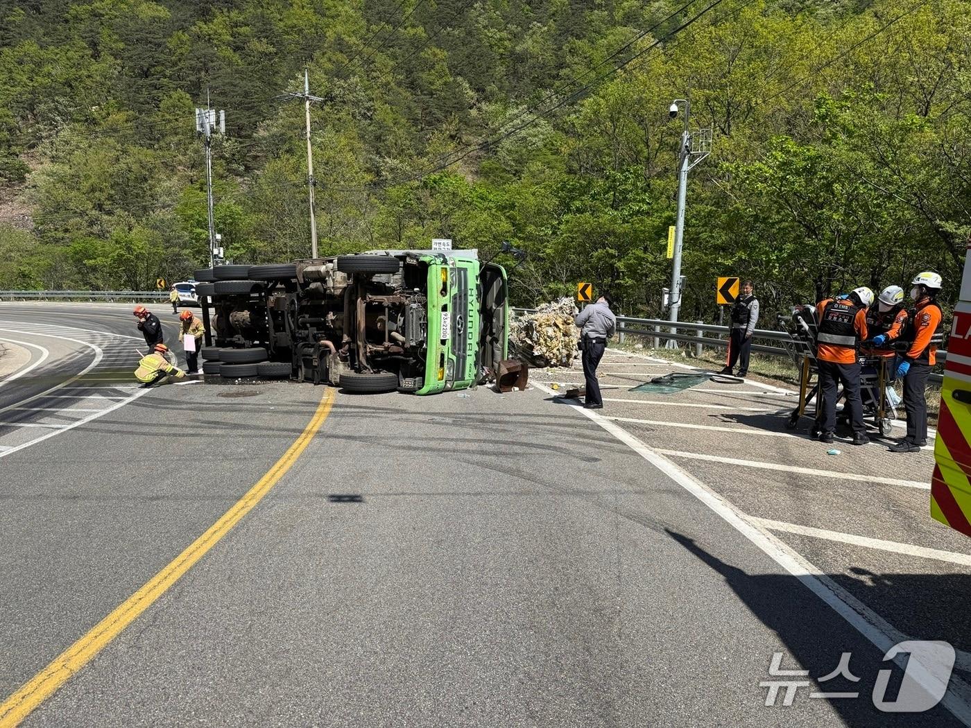 본문 이미지 - 정대호 중사의 신속한 대응으로 구조가 이뤄지고 있는 사고 현장.(부대 측 제공, 재판매 및 DB 금지) 2026.4.30/뉴스1