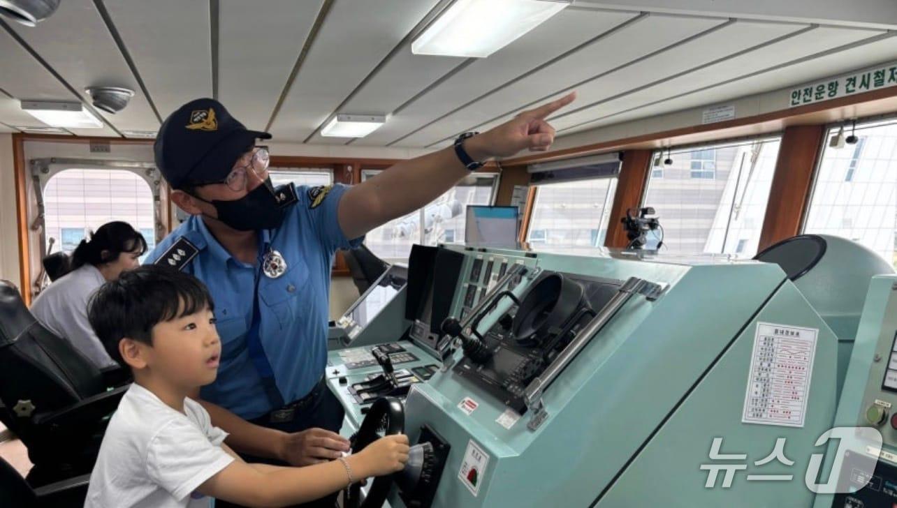 본문 이미지 - 과거 속초해경 어린이날 행사.(속초해경 제공, 재판매 및 DB 금지)