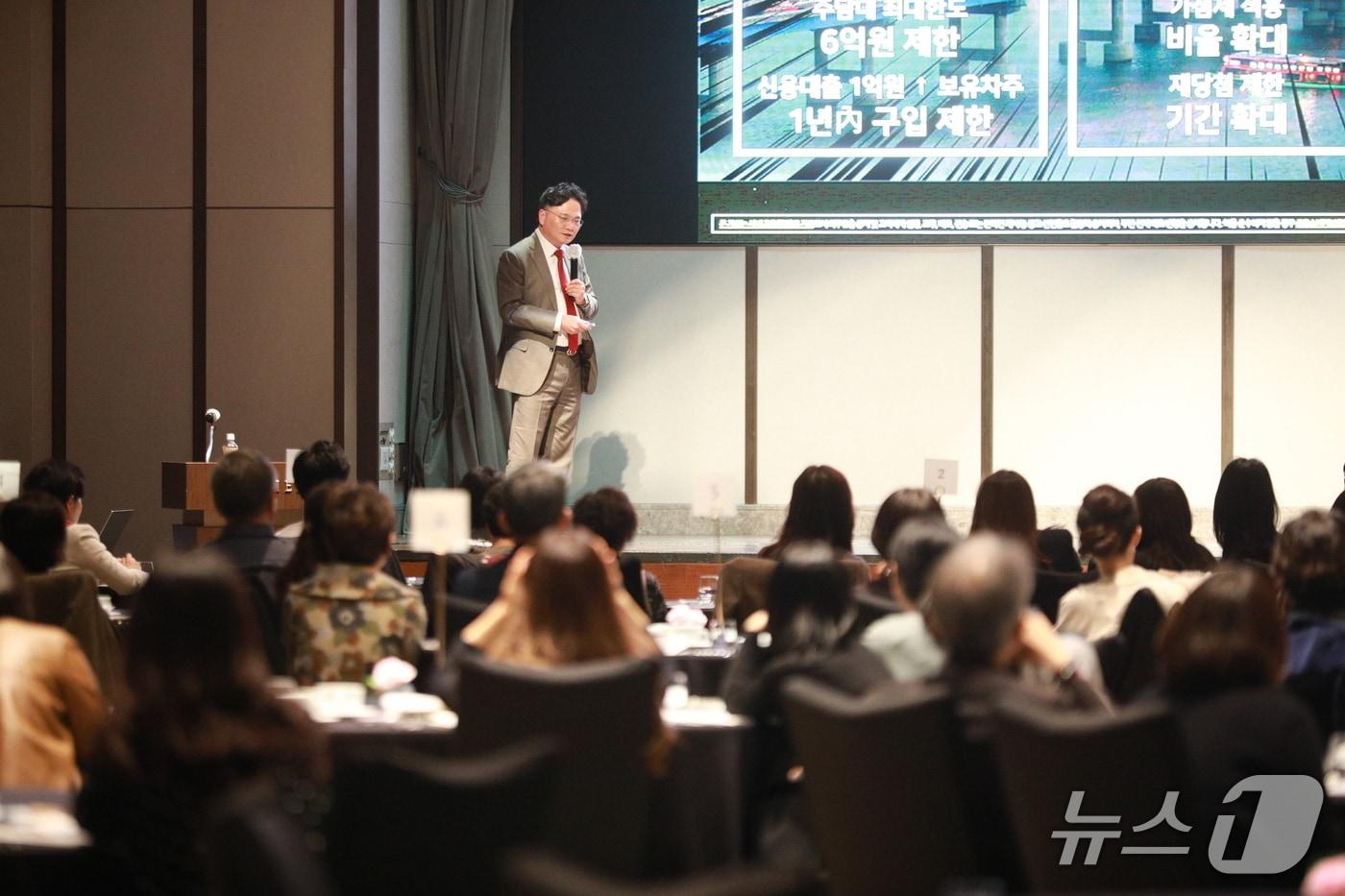 본문 이미지 - 에이플러스에셋 WM 관계자가 자산관리 전략 및 제도 변화에 대해 고객 대상 설명회를 진행하고 있다./사진제공=에이플러스에셋