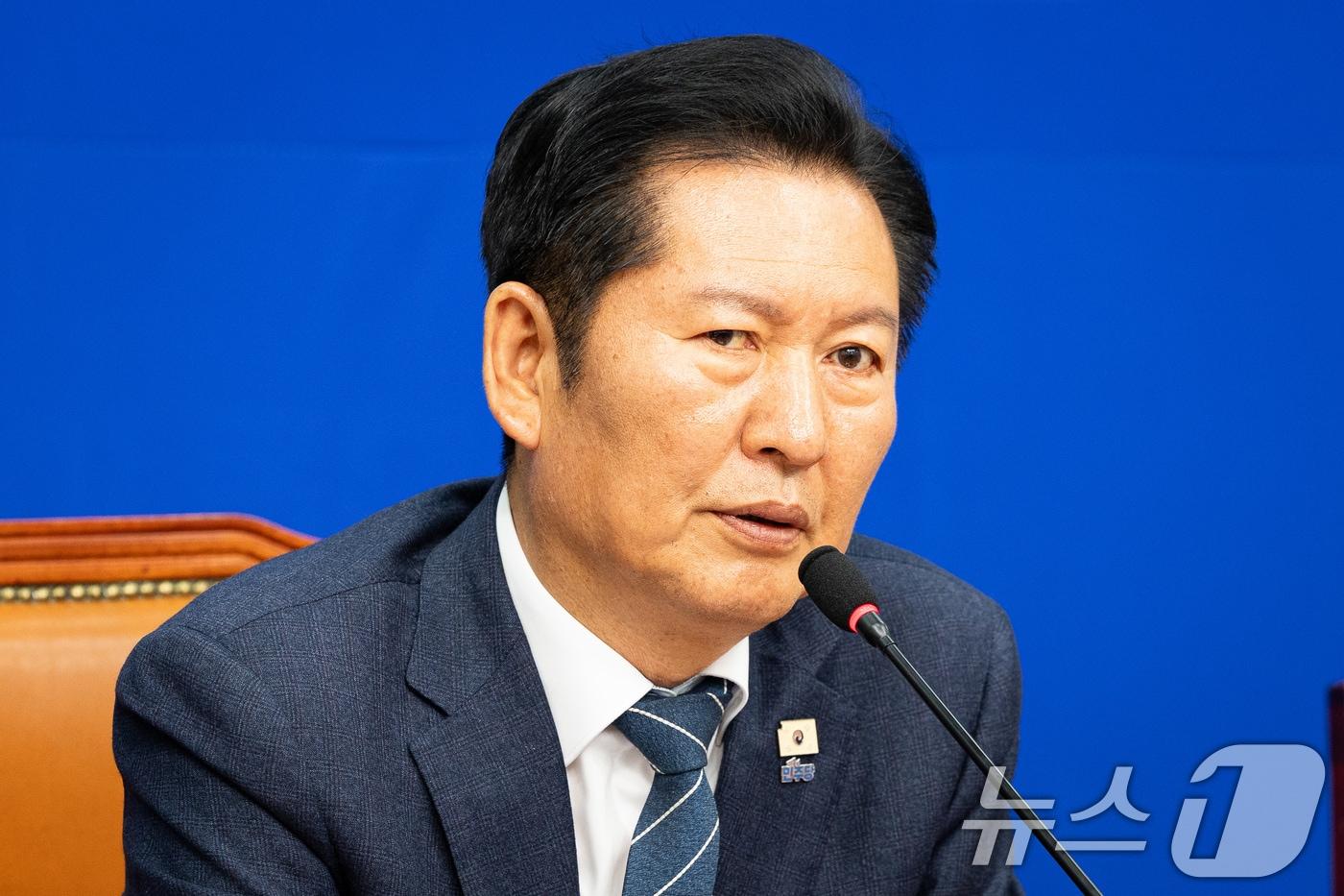 본문 이미지 - 정청래 더불어민주당 대표가 30일 서울 여의도 국회에서 열린 '착!붙 공약 프로젝트' 16호·17호·18호·19호 공약 발표에 참석해 모두 발언을 하고 있다. 2026.4.30 ⓒ 뉴스1 유승관 기자