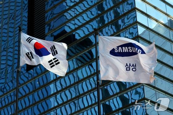 본문 이미지 - 삼성전자 서초 사옥 앞에 깃발이 나부끼고 있다.ⓒ 뉴스1 DB