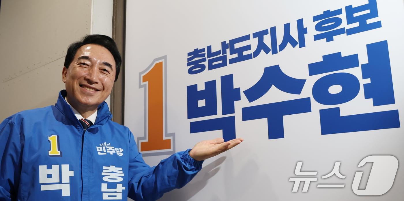 본문 이미지 - 박수현 더불어민주당 충남도지사 후보가 30일 충남 천안시 동남구에 위치한 선거사무소에서 뉴스1과 인터뷰에 앞서 포즈를 취하고 있다. ⓒ 뉴스1 김영운 기자