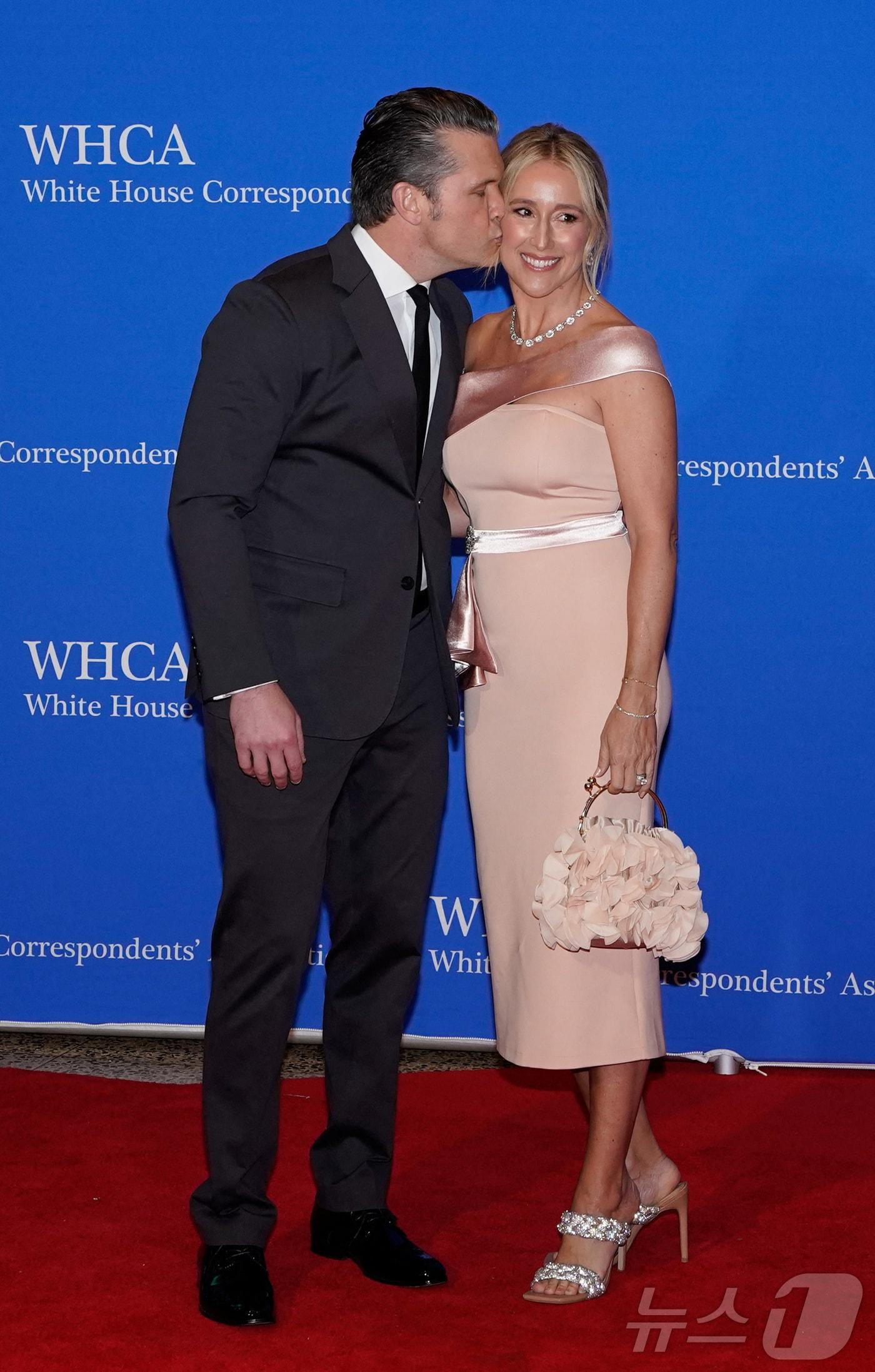 본문 이미지 - 피트 헤그세스 미국 국방부 장관이 25일(현지시간) 워싱턴 힐튼 호텔에서 열린 백악관 출입기자단(WHCA) 만찬회에 참석해 아내 제니퍼 로셰 여사에게 입을 맞추고 있다. 2026.4.25 ⓒ 로이터=뉴스1