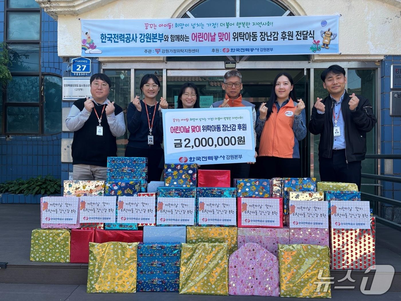 본문 이미지 - '행복한 선물상자' 전달식.(한국전력 강원본부 제공. 재판매 및 DB금지)/뉴스1