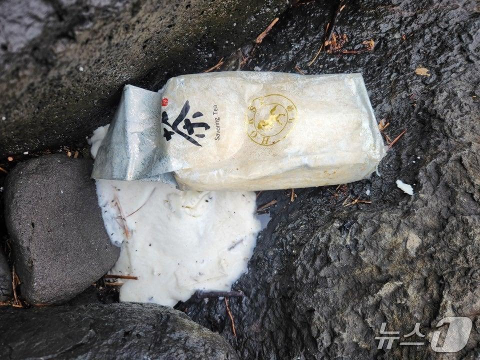 본문 이미지 - 해안에서 발견된 마약류(제주해경청 제공. 재판매 및 DB금지)/뉴스1