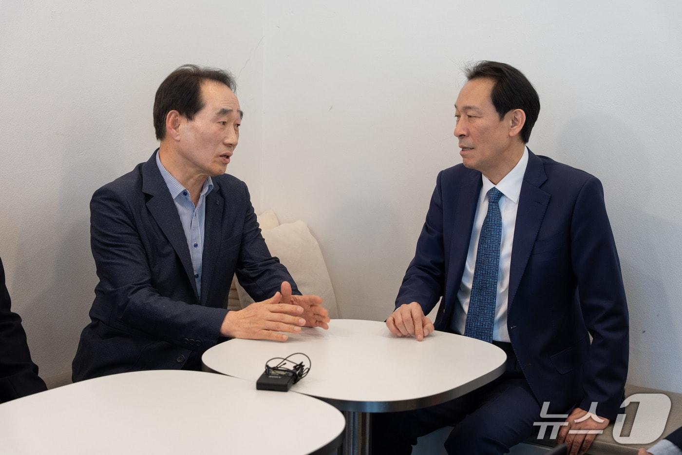 본문 이미지 - 우상호 더불어민주당 강원도지사 예비후보가 30일 퇴계동 소재 한 카페에서 최흥집 전 부지사, 최종주 전 강원청년회의소(JC) 회장과 만나 이야기를 나누고 있다.(우상호 후보 측 제공. 재판매 및 DB금지)/뉴스1