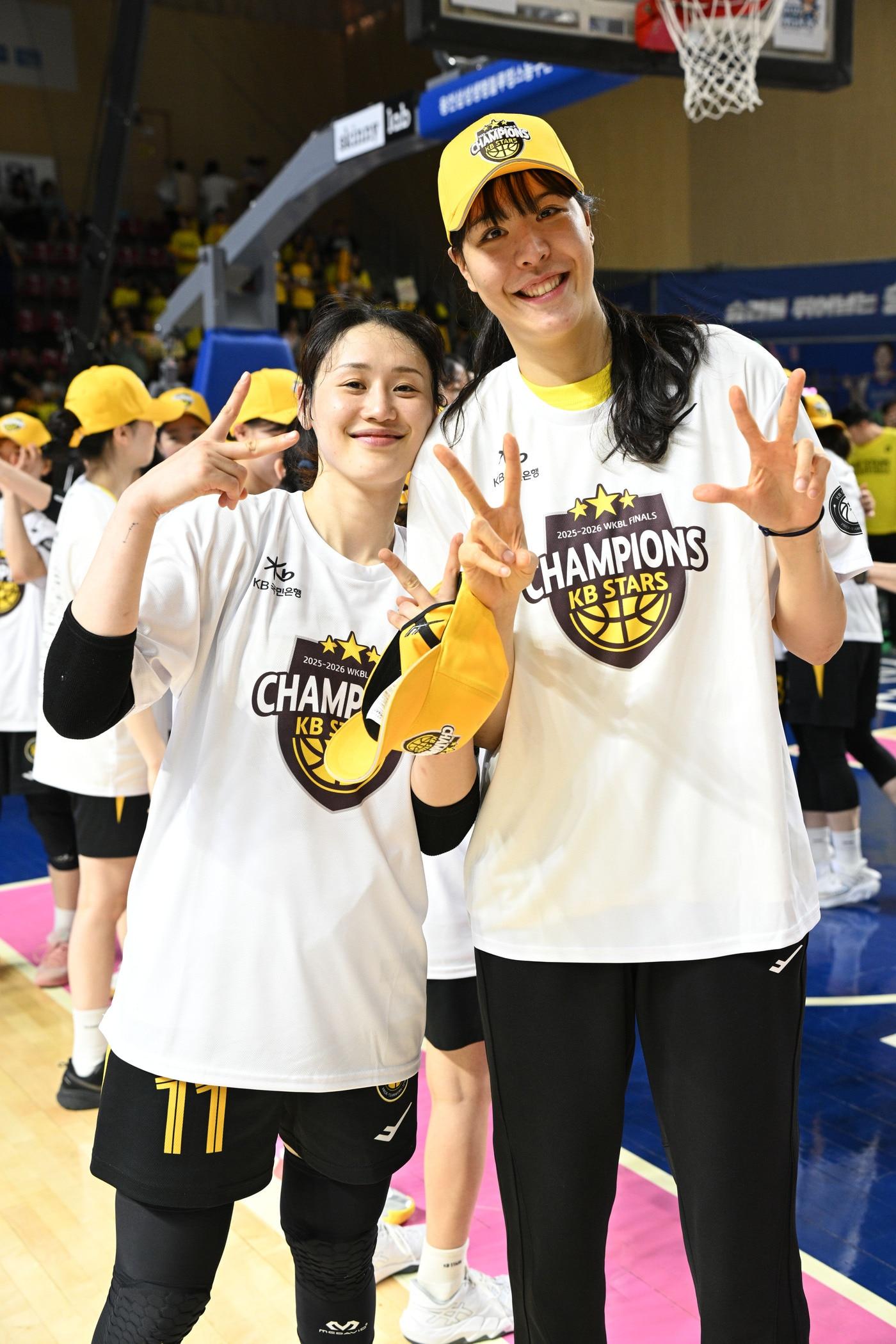 본문 이미지 - 여자농구 KB스타즈 강이슬(왼쪽)과 박지수.(WKBL 제공)