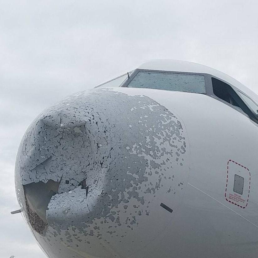 본문 이미지 - 지난 21일(현지시간) 폴란드 카토비체 피르조비체 공항을 이륙한 여객기가 우박 폭풍을 만나 손상됐다. (인스타그램 @lstechnics)