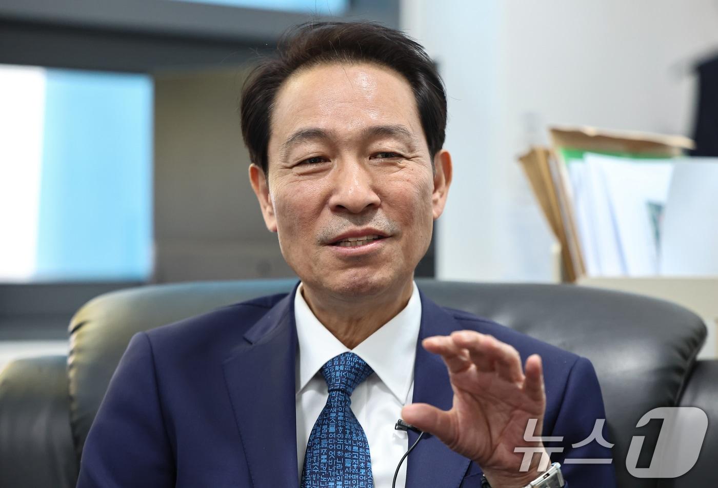 본문 이미지 - 우상호 더불어민주당 강원특별자치도지사 예비후보가 30일 강원 춘천 시내 위치한 본인의 선거사무실에서 뉴스1과 인터뷰를 하고 있다. ⓒ 뉴스1 김도우 기자