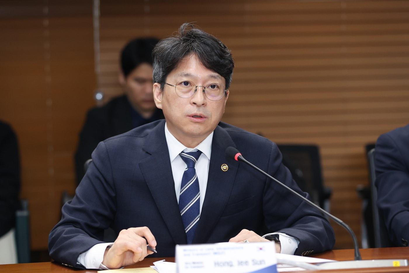 본문 이미지 - 홍지선 국토교통부 제2차관이 30일 정부과천청사에서 네맛조다 파루흐 타지키스탄 교통부 차관을 면담했다(국토교통부 제공).ⓒ 뉴스1