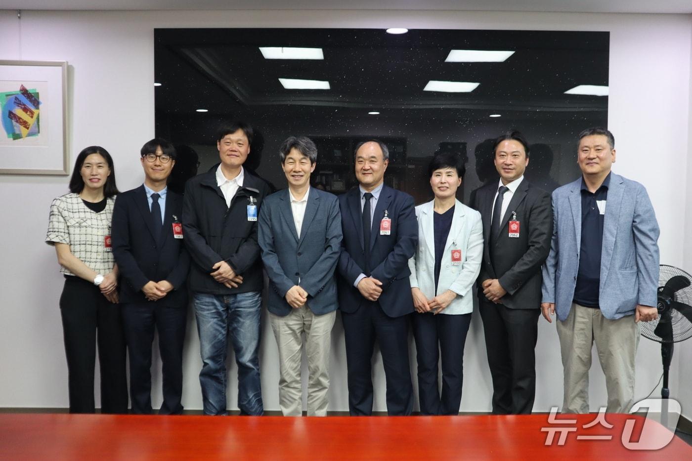 본문 이미지 - 대한수의사회는 29일 서울 영등포구 국회의원회관에서 윤건영 더불어민주당 의원과 면담을 했다(수의사회 제공). ⓒ 뉴스1