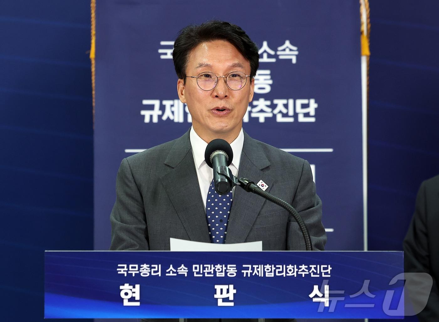 본문 이미지 - 김민석 국무총리가 30일 서울 중구 부영태평빌딩에서 열린 민관 합동 규제합리화추진단 현판식에서 인사말을 하고 있다. 2026.4.30 ⓒ 뉴스1 김성진 기자