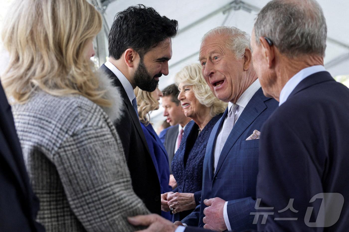 본문 이미지 - 인사하는 맘다니 뉴욕시장과 찰스 3세 영국 국왕. 2026.04.29 ⓒ 로이터=뉴스1