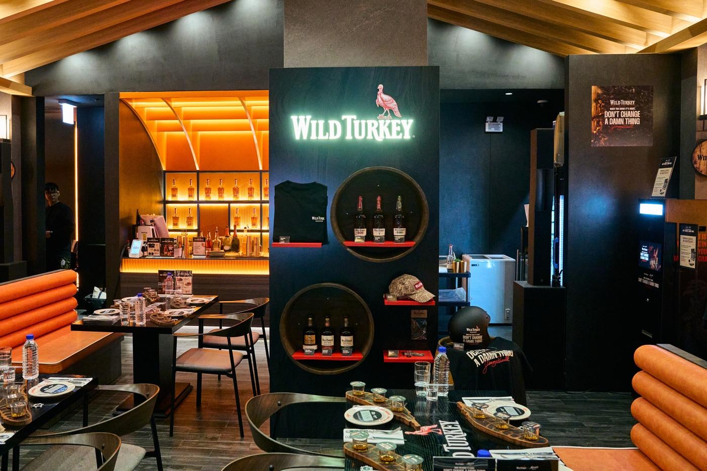 본문 이미지 - 서울 성동구 성수동에 마련된 와일드 터키 팝업 스토어 '켄터리 인 서울' 매장 전경.(캄파리코리아 제공)