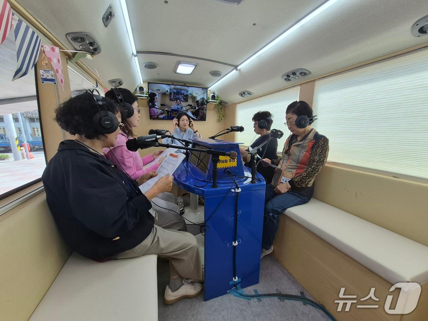 본문 이미지 - 지난달 27일 충북 청주시평생학습관을 방문한 한글햇살버스 내에서 문해교육 학습자들이 라디오 체험을 하며 보이스피싱의 위험성에 대해 학습하는 모습.2026.4.27ⓒ 뉴스1 김재현 기자