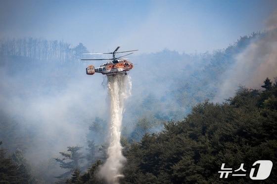 본문 이미지 - 산불을 진화 중인 카모프 산불진화헬기 자료사진 (산림청 제공·재판매 및 DB금지)/뉴스1