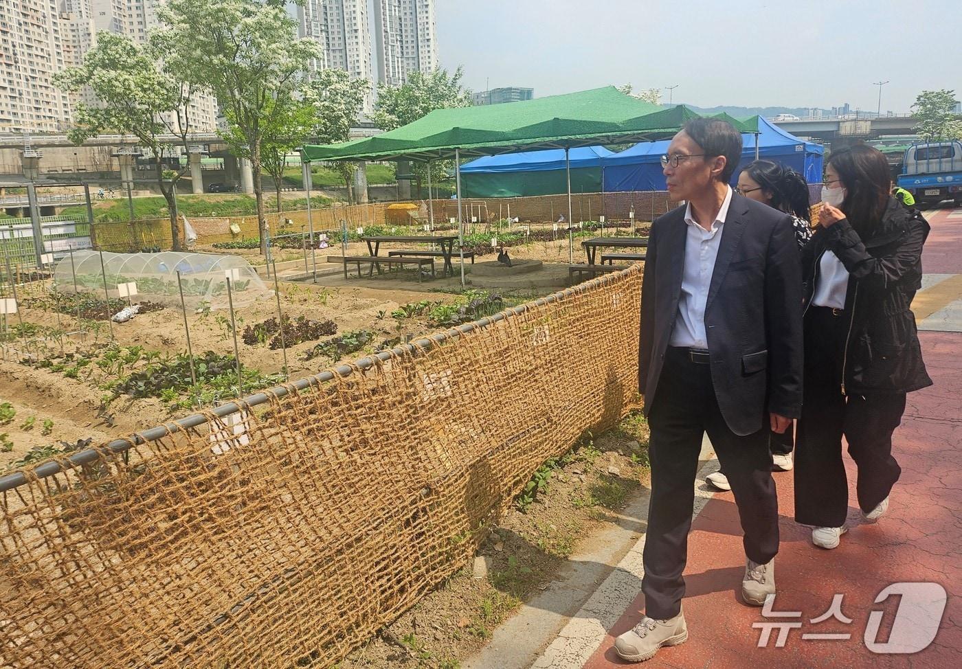 본문 이미지 - 이승환 청장(맨 앞)이 30일, 안양천 일대에서 하천구역 불법 점용 현장을 확인하고 있다.(한강청 제공)