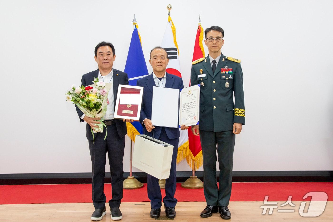 본문 이미지 - 오세웅 53보병사단장이 30일 부산 송상현홀에서 6·25 참전 유공자인 고 박봉호 병장 유족에 화랑무공훈장을 전수하고 있다. (육군 53사단 제공. 재판매 및 DB 금지)