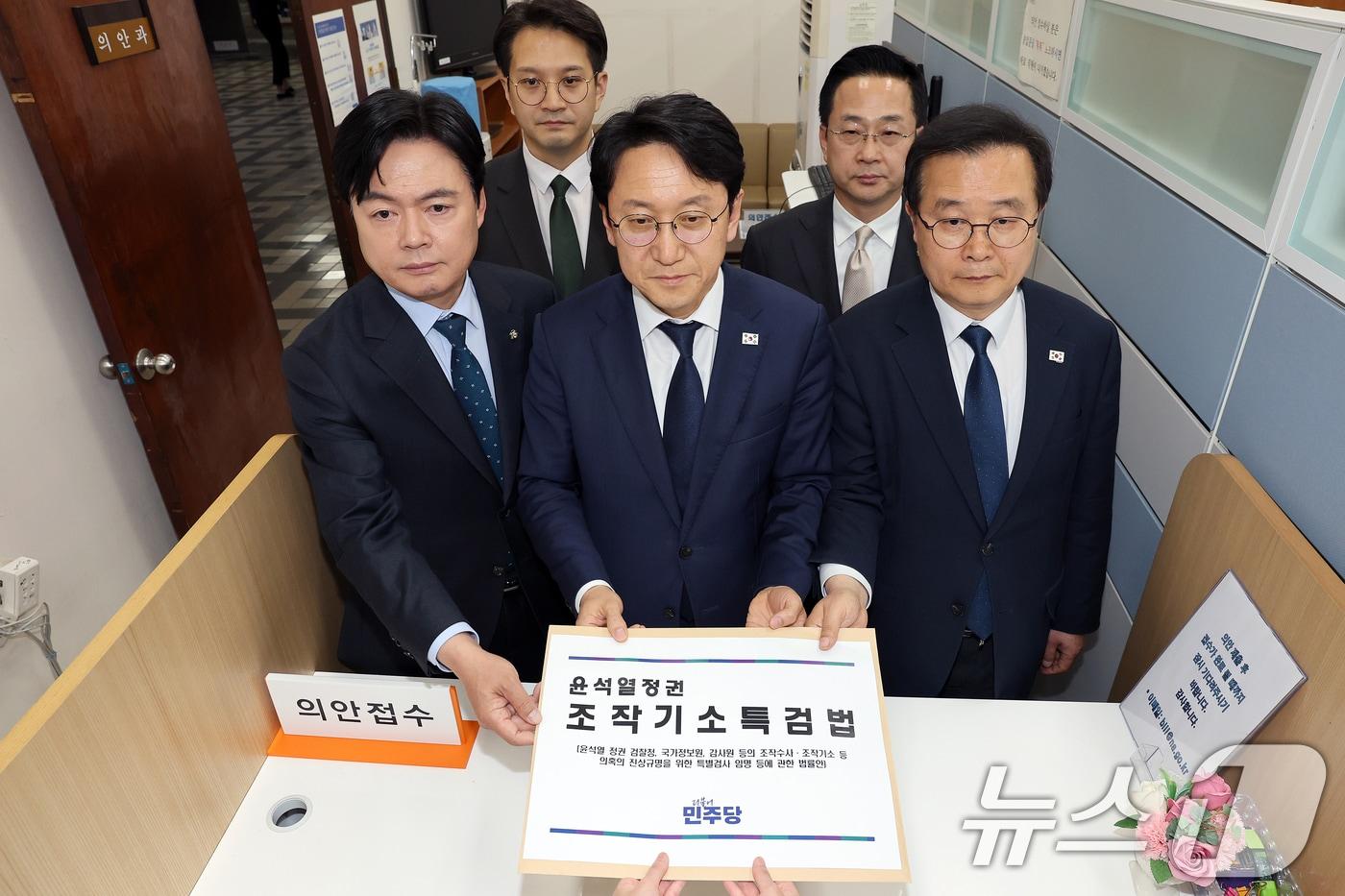 본문 이미지 - 천준호 더불어민주당 원내대표 직무대행과 국정조사특위 위원들이 30일 서울 여의도 국회 의안과에 '윤석열 정치검찰 조작기소 진상규명 특검법'을 제출하고 있다. (공동취재) 2026.4.30 ⓒ 뉴스1 신웅수 기자