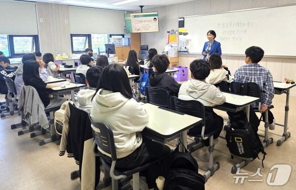 본문 이미지 - '찾아가는 헌법교육' 수업 장면.(전북교육청 제공, 재판매 및 DB 금지)/뉴스1