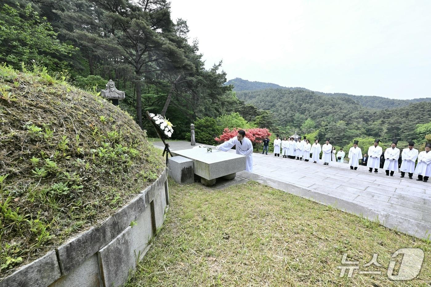 본문 이미지 - 30일 오전 최경식 전북 남원시장과 권덕철 춘향제전위원장 등이 제96회 춘향제 개막을 앞두고 주천면 호경리 육모정 인근 춘향 묘역에서 참배를 하고 있다.(남원시 제공. 재판매 및 DB금지)/뉴스1 