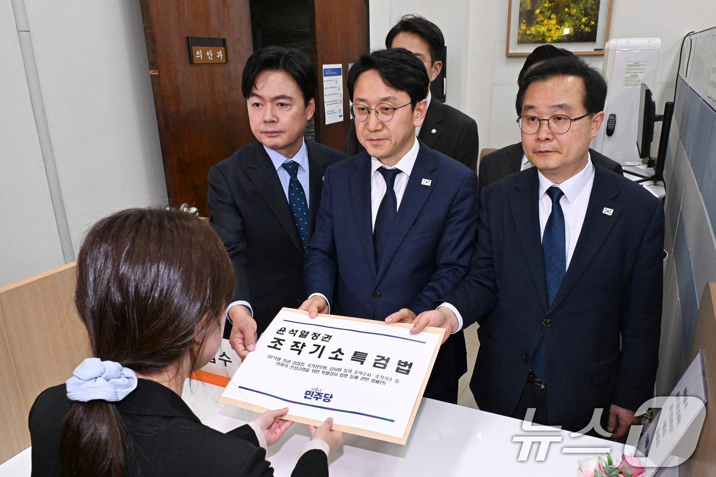 본문 이미지 - 천준호 더불어민주당 원내대표 직무대행과 국정조사특위 위원들이 30일 서울 여의도 국회 의안과에 '윤석열 정치검찰 조작기소 진상규명 특검법'을 제출하고 있다. (공동취재) 2026.4.30 ⓒ 뉴스1 신웅수 기자