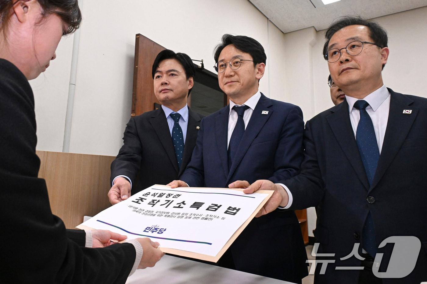 본문 이미지 - 천준호 더불어민주당 원내대표 직무대행과 국정조사특위 위원들이 30일 서울 여의도 국회 의안과에 '윤석열 정치검찰 조작기소 진상규명 특검법'을 제출하고 있다. (공동취재) 2026.4.30 ⓒ 뉴스1 신웅수 기자