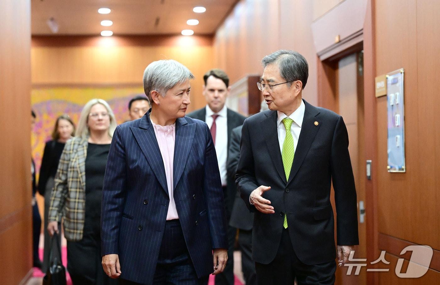 본문 이미지 - 조현 외교부 장관과 페니 웡 호주 외교부 장관은 30일 오후 서울 종로구에 위치한 외교부에서 만나 회담을 진행했다 (외교부 제공)