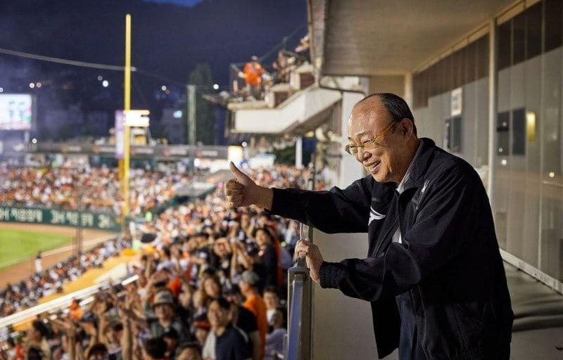 본문 이미지 - 지난해 대전 홈구장을 방문했던 김승연 한화그룹 회장의 모습. (한화 이글스 제공)