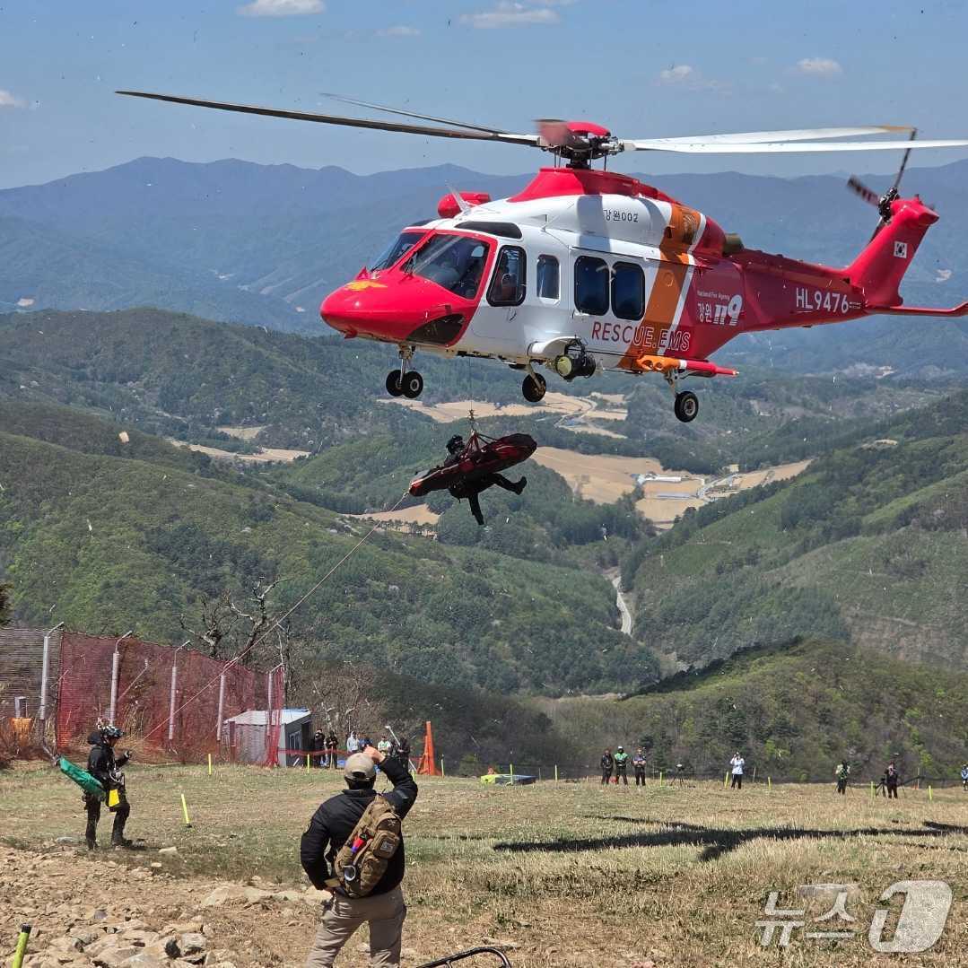 본문 이미지 - 강원 평창에서 열리는 국제 산악자전거 대회에 내일부터 열리는 연습 도중 다쳐 영국·뉴질랜드 이중 국적의 20대 선수가 다쳐 소방 헬기로 이송되는 모습.(강원도소방본부 제공, 재판매  및 DB금지)