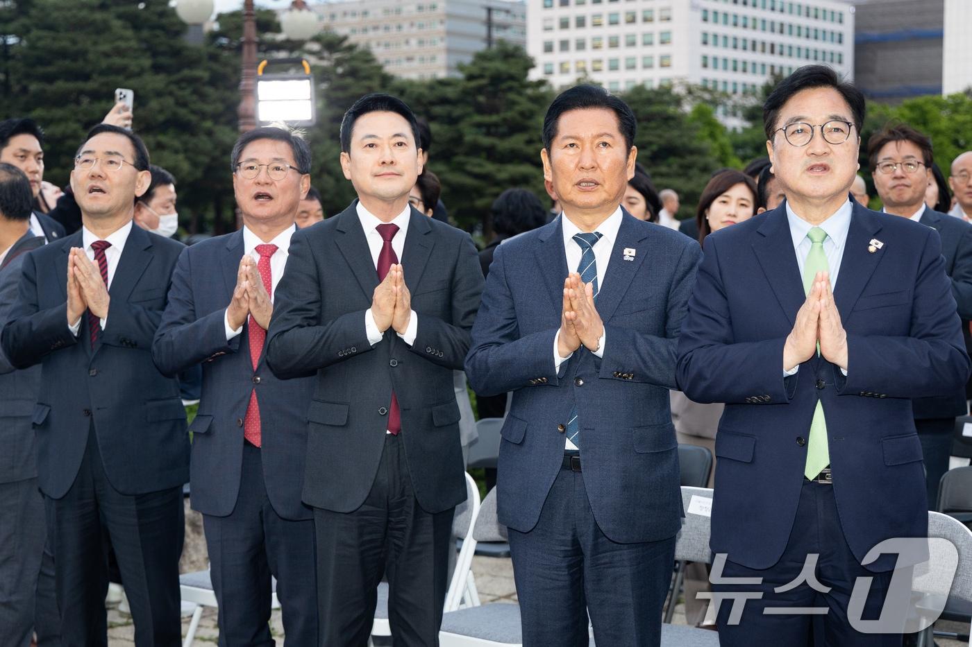 본문 이미지 - 우원식 국회의장과 여야 대표를 비롯한 참석자들이 30일 서울 여의도 국회 중앙잔디광장에서 열린 부처님오신날 봉축점등식에서 합장을 하고 있다. 오른쪽부터 우 의장, 정청래 더불어민주당 대표, 장동혁 국민의힘 대표, 이현승 국회 정각회장, 주호영 국회부의장. 2026.4.30 ⓒ 뉴스1 유승관 기자