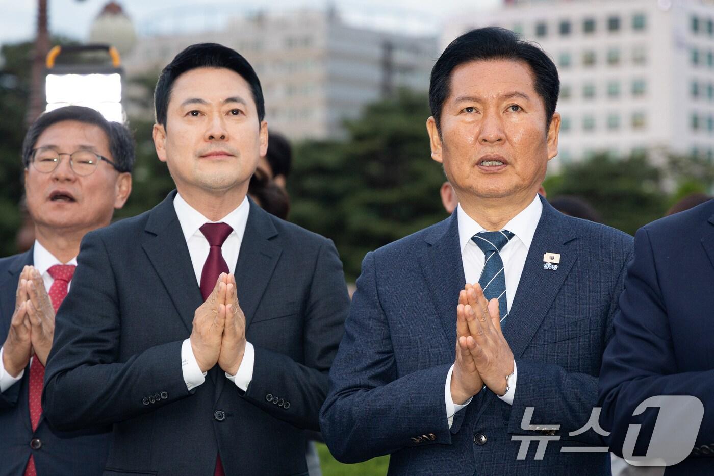 본문 이미지 - 더불어민주당 정청래(오른쪽), 국민의힘 장동혁 대표가 지난 30일 서울 여의도 국회 중앙잔디광장에서 열린 부처님오신날 봉축점등식에서 합장을 하고 있다. 2026.4.30 ⓒ 뉴스1 유승관 기자
