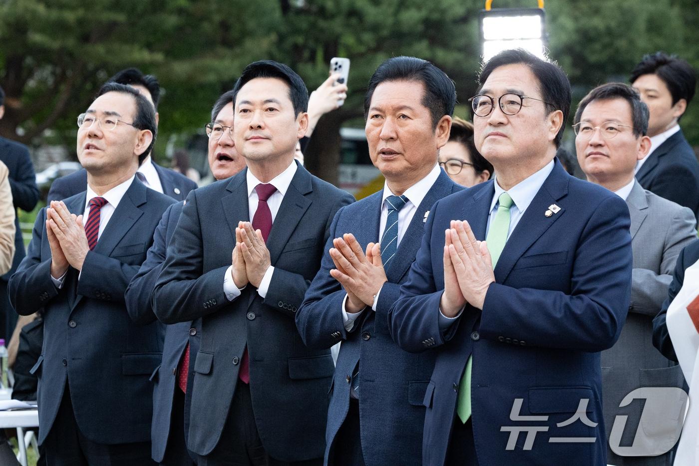 본문 이미지 - 우원식 국회의장과 여야 대표를 비롯한 참석자들이 30일 서울 여의도 국회 중앙잔디광장에서 열린 부처님오신날 봉축점등식에서 합장을 하고 있다. 오른쪽부터 우 의장, 정청래 더불어민주당 대표, 장동혁 국민의힘 대표, 이현승 국회 정각회장, 주호영 국회부의장. 2026.4.30 ⓒ 뉴스1 유승관 기자