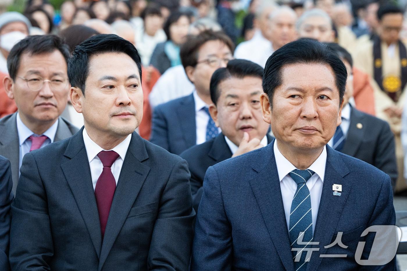 본문 이미지 - 더불어민주당 정청래(오른쪽), 국민의힘 장동혁 대표가 지난 30일 서울 여의도 국회 중앙잔디광장에서 열린 부처님오신날 봉축점등식에 참석해 자리하고 있다. 2026.4.30 ⓒ 뉴스1 유승관 기자