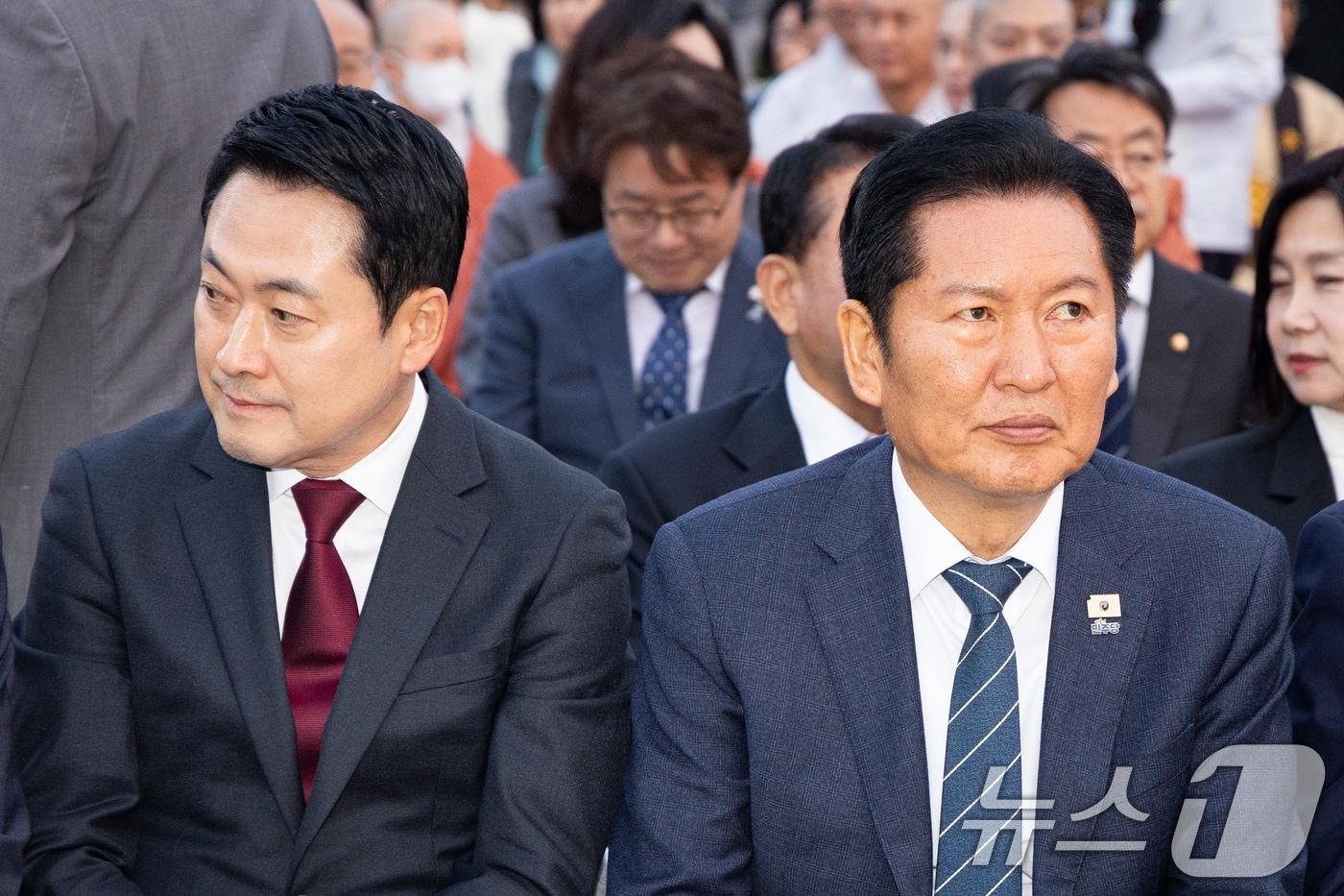 본문 이미지 - 더불어민주당 정청래(오른쪽), 국민의힘 장동혁 대표가 지난달 30일 서울 여의도 국회 중앙잔디광장에서 열린 부처님오신날 봉축점등식에 참석해 자리하고 있다. 2026.4.30 ⓒ 뉴스1 유승관 기자