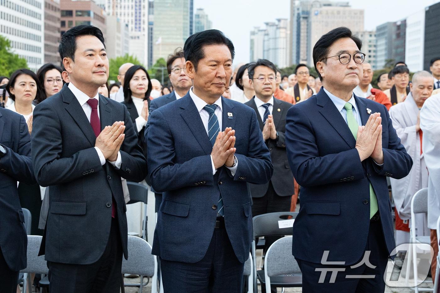 본문 이미지 - 우원식 국회의장과 여야 대표를 비롯한 참석자들이 지난 30일 서울 여의도 국회 중앙잔디광장에서 열린 부처님오신날 봉축점등식에서 합장을 하고 있다. 오른쪽부터 우 의장, 정청래 더불어민주당 대표, 장동혁 국민의힘 대표. 2026.4.30 ⓒ 뉴스1 유승관 기자