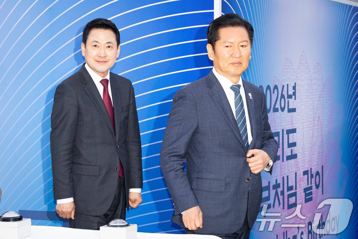 본문 이미지 - 더불어민주당 정청래(오른쪽), 국민의힘 장동혁 대표가 지난달 30일 서울 여의도 국회 중앙잔디광장에서 열린 부처님오신날 봉축점등식에 참석하고 있다. 2026.4.30 ⓒ 뉴스1 유승관 기자