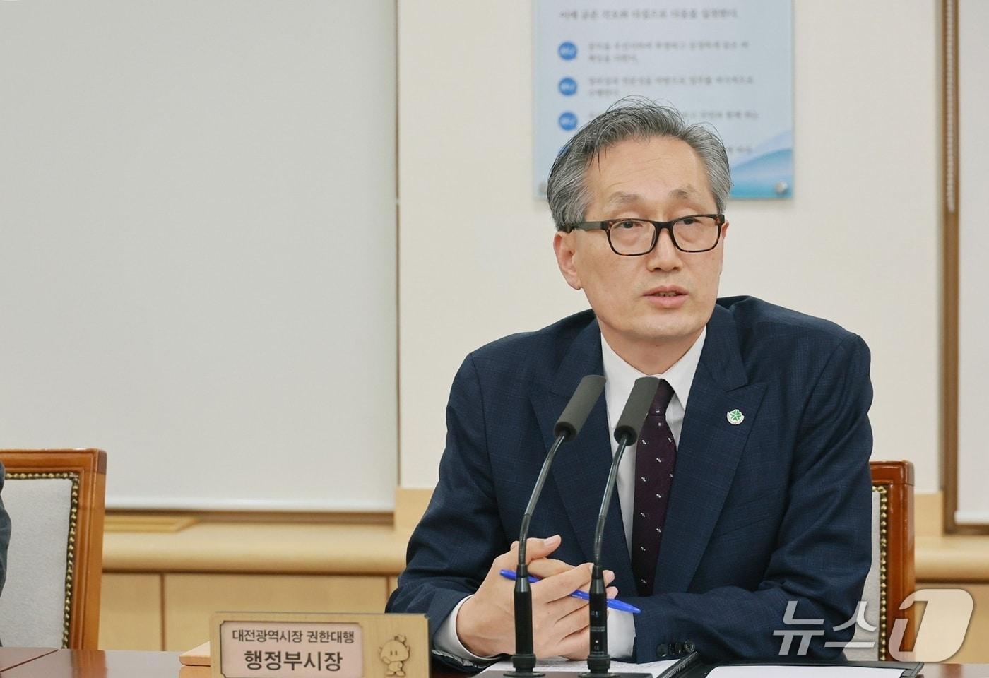 본문 이미지 - 유득원 대전시장 권한대행이 30일 오후 긴급 간부회의를 주재하고 있다. (시 제공) / 뉴스1