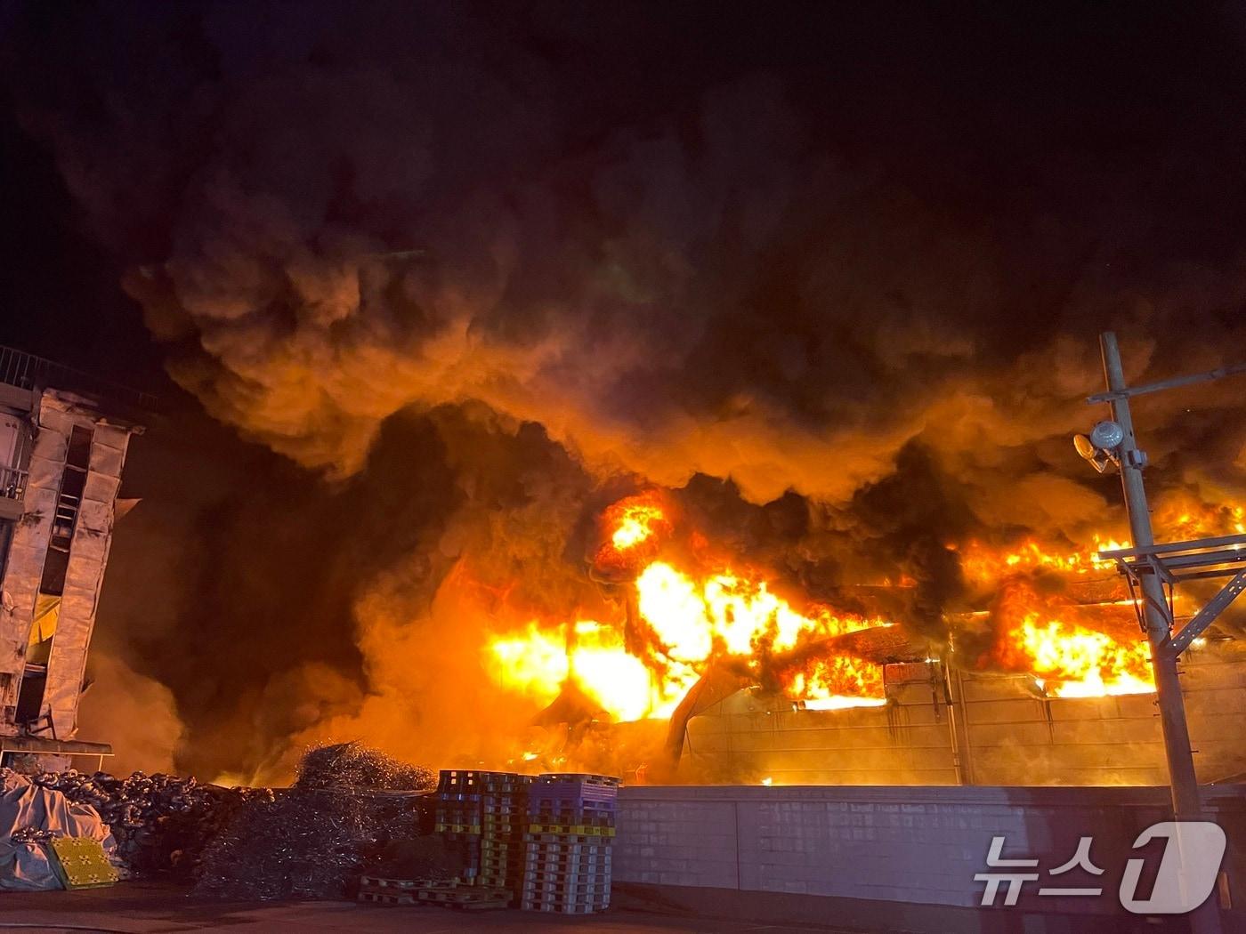 본문 이미지 - 30일 오후 8시 4분께 경기 남양주시 와부읍 월문리의 자원순환시설에서 발생한 화재. (사진 경기북부소방재난본부) /뉴스1