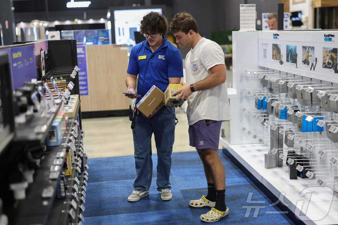 본문 이미지 - 미국의 한 전자기기 매장 <자료사진>ⓒ AFP=뉴스1