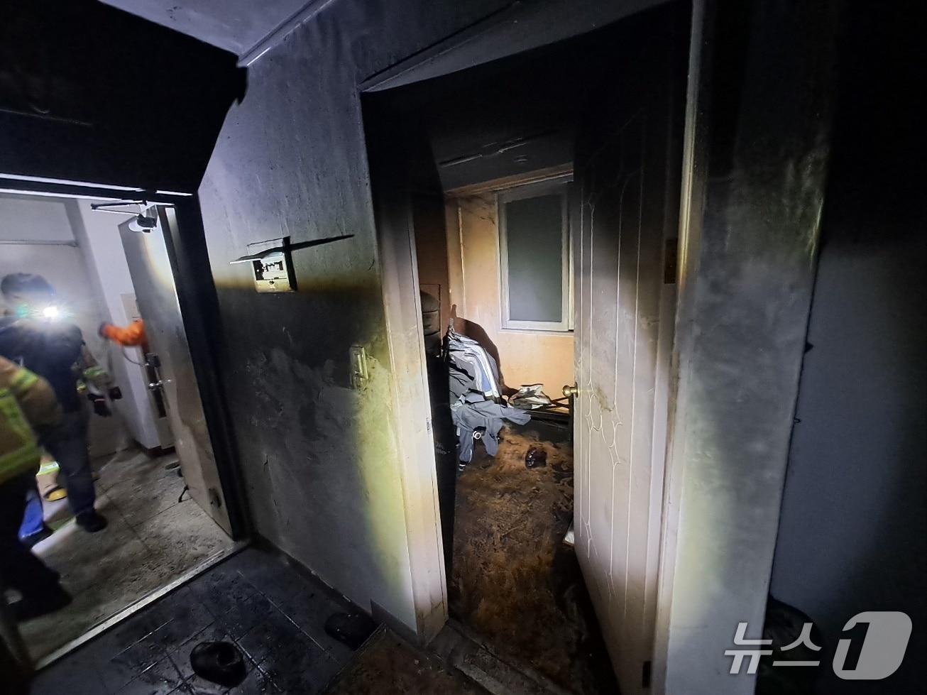 본문 이미지 - 화재 현장 모습.(전북 소방 제공. 재판매 및 DB 금지)