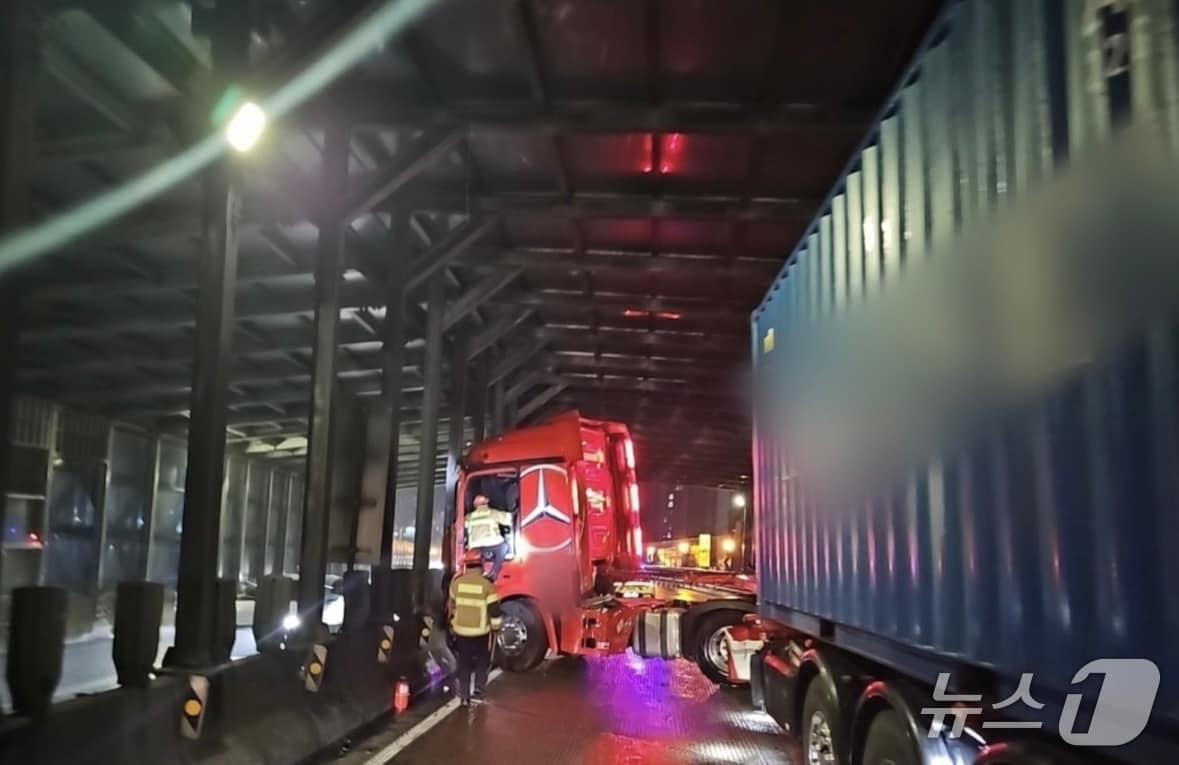 본문 이미지 - 지난 3일 저녁 11시 29분 쯤 동서고가로 시외방향 학장방음터널 지점에서 컨테이너 화물차가 빗길에 미끄러지는 사고가 발생했다. 사진은 사고현장 모습 (경찰 제공. 재판매 및 DB금지)