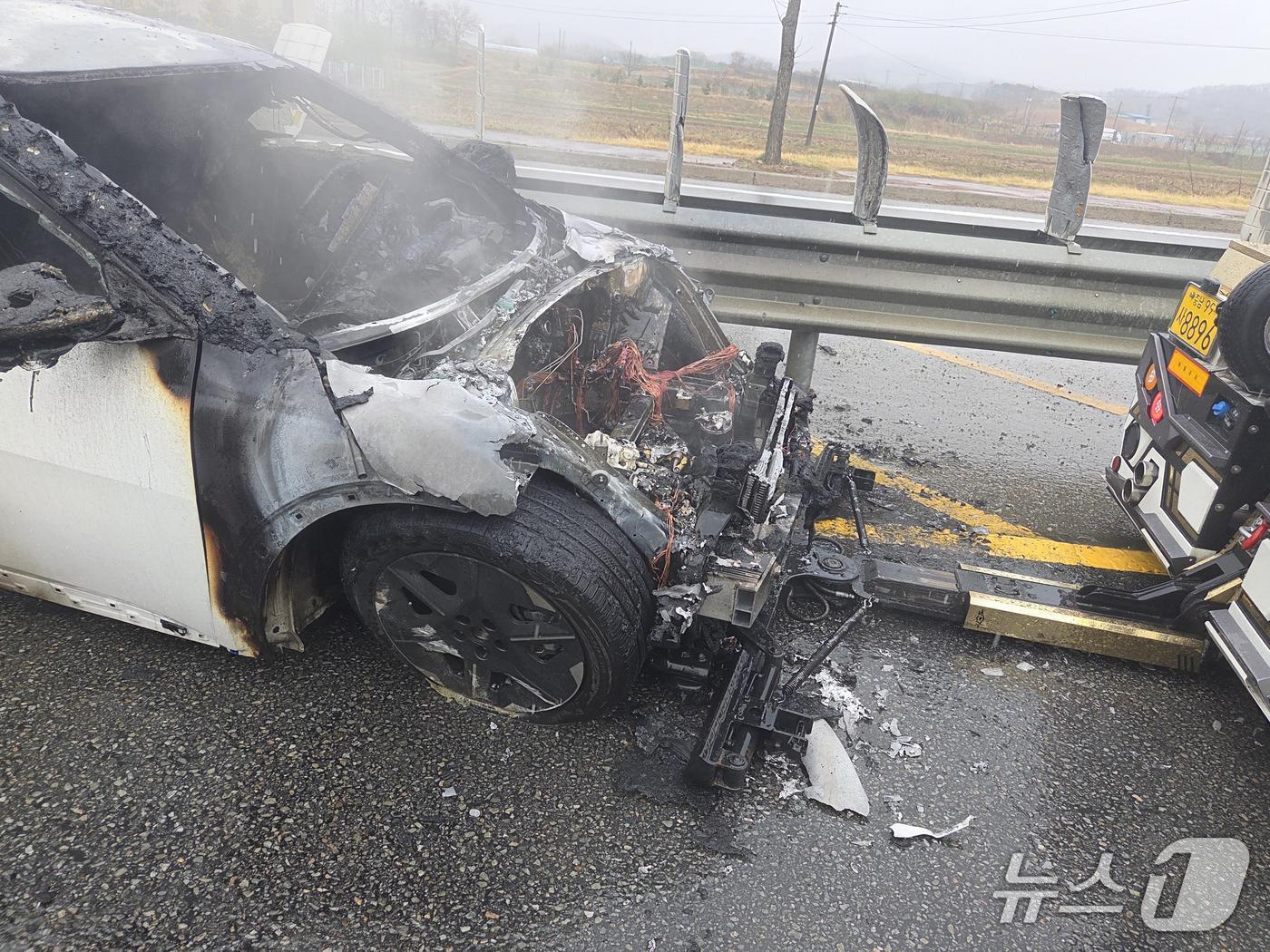 본문 이미지 - 불이 난 전기차(천안동남소방서 제공) /뉴스1