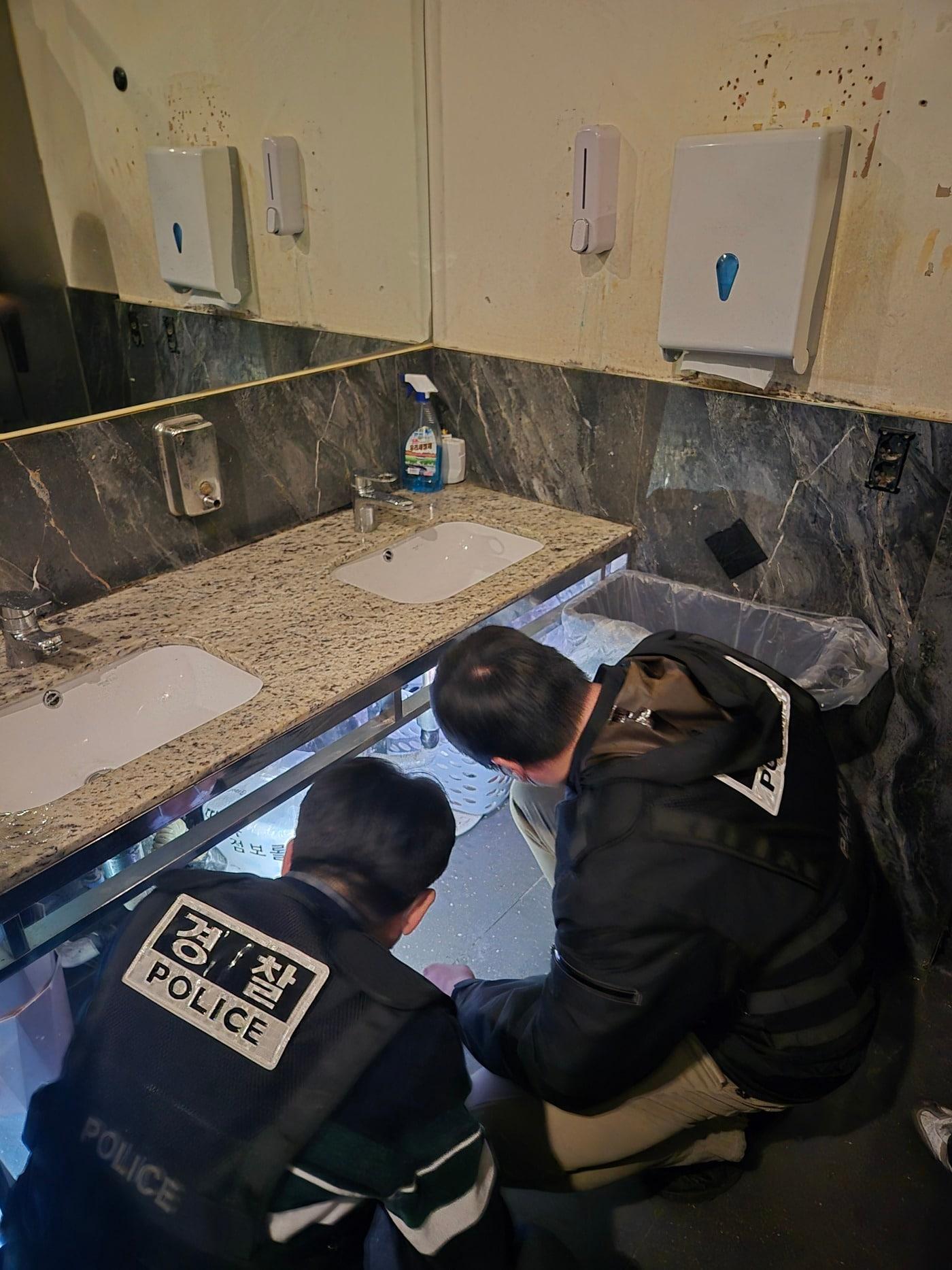 본문 이미지 - 서울경찰은 '상반기 범정부 마약류 합동 특별단속'의 일환으로 지난 3일 심야시간대 강남·서초·용산구 일대 유흥가 등 마약류 취약지역에서 경찰·소방·지자체 합동단속을 실시했다. (사진. 서울경찰청 제공)